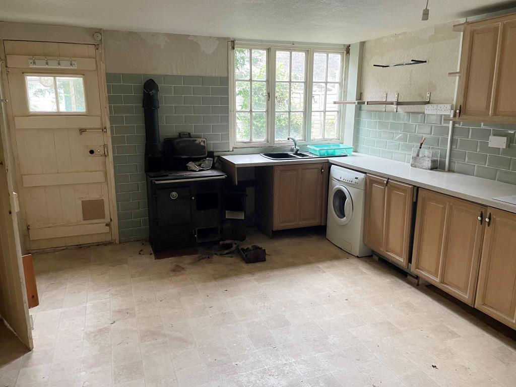 Lot: 24 - PART-POSSESSION INVESTMENT WITH POTENTIAL PRODUCING £20,820 PER ANNUM - Kitchen with door to conservatory
